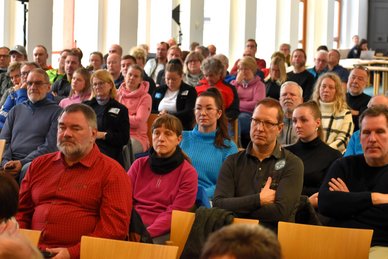 Beim Kick-off haben sich die Helferinnen und Helfer auf ihren Einsatz während des BMW IBU Weltcups Biathlon 2024, der in der ersten Januarwoche in Oberhof stattfindet, vorbereitet. Foto: Susann Eberlein/Oberhofer Sport und Event GmbH