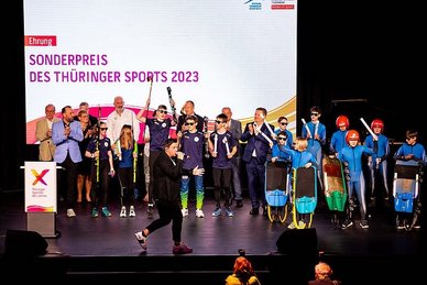 Sänger Daniel „Samu“ Samorey und der Wintersportnachwuchs sorgten für gute Stimmung in der Ilmenauer Festhalle. Foto: Christian Heilwagen Sänger Daniel „Samu“ Samorey und der Wintersportnachwuchs sorgten für gute Stimmung in der Ilmenauer Festhalle. Foto: Christian Heilwagen