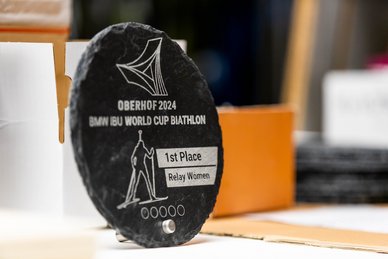 Für den BMW IBU Weltcup Biathlon 2024 in Oberhof entstehen insgesamt 36 Pokale, unter anderem für die Siegerinnen der Staffel der Frauen. Fotoquelle: Christian Heilwagen/Oberhofer Sport und Event GmbH