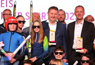 Thomas Grellmann (OK-Chef Biathlon) und Uwe Theisinger (OK-Chef Rodeln) durften sich über den Sonderpreis des Thüringer Sports freuen. Er wurde den Organisationskomitees im Rahmen der Veranstaltung „Thüringer Sportler des Jahres“ verliehen. Foto: K