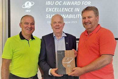 IBU-Präsident Olle Dahlin (Mitte) hat den IBU-Award an die beiden OK-Chefs Bernd Wernicke (links) und Thomas Grellmann übergeben. Fotoquelle: Susann Eberlein/Oberhofer Sport und Event GmbH IBU-Präsident Olle Dahlin (Mitte) hat den IBU-Award an die beiden OK-Chefs Bernd Wernicke (links) und Thomas Grellmann übergeben. Fotoquelle: Susann Eberlein/Oberhofer Sport und Event GmbH