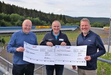 Spendenübergabe Helden des Biathlons Fotoquelle: Thüringer Skiverband e.V. Spendenübergabe Helden des Biathlons Fotoquelle: Thüringer Skiverband e.V.